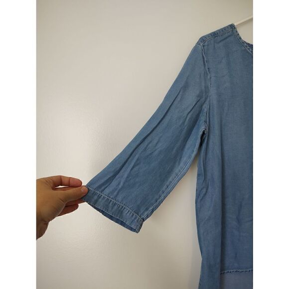 Hannah Women's Size Medium Light Wash Blue Denim V Neck Hi Lo Hem Blouse - Picture 2 of 11